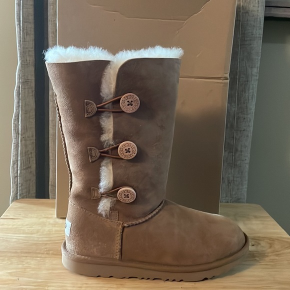 UGG K Bailey Button Triplet II - Picture 2 of 6